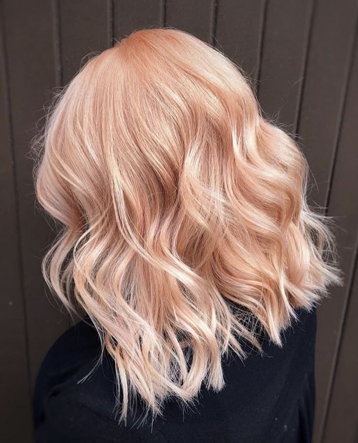 Warm blonde from the original Lotus 2026 trends article